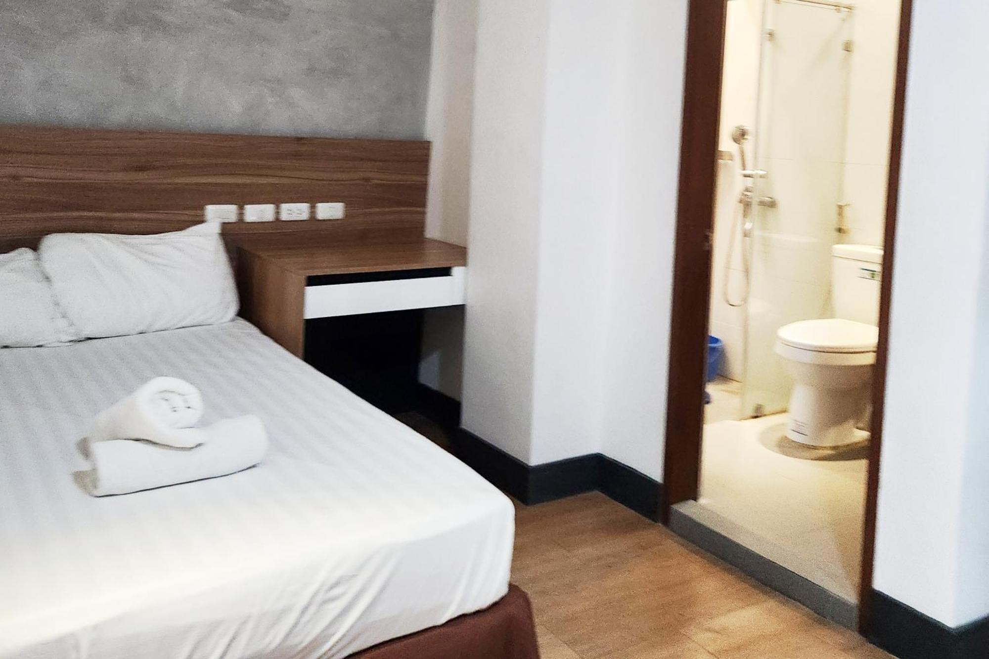 Boulevard Pension Hotel Cebu Buitenkant foto