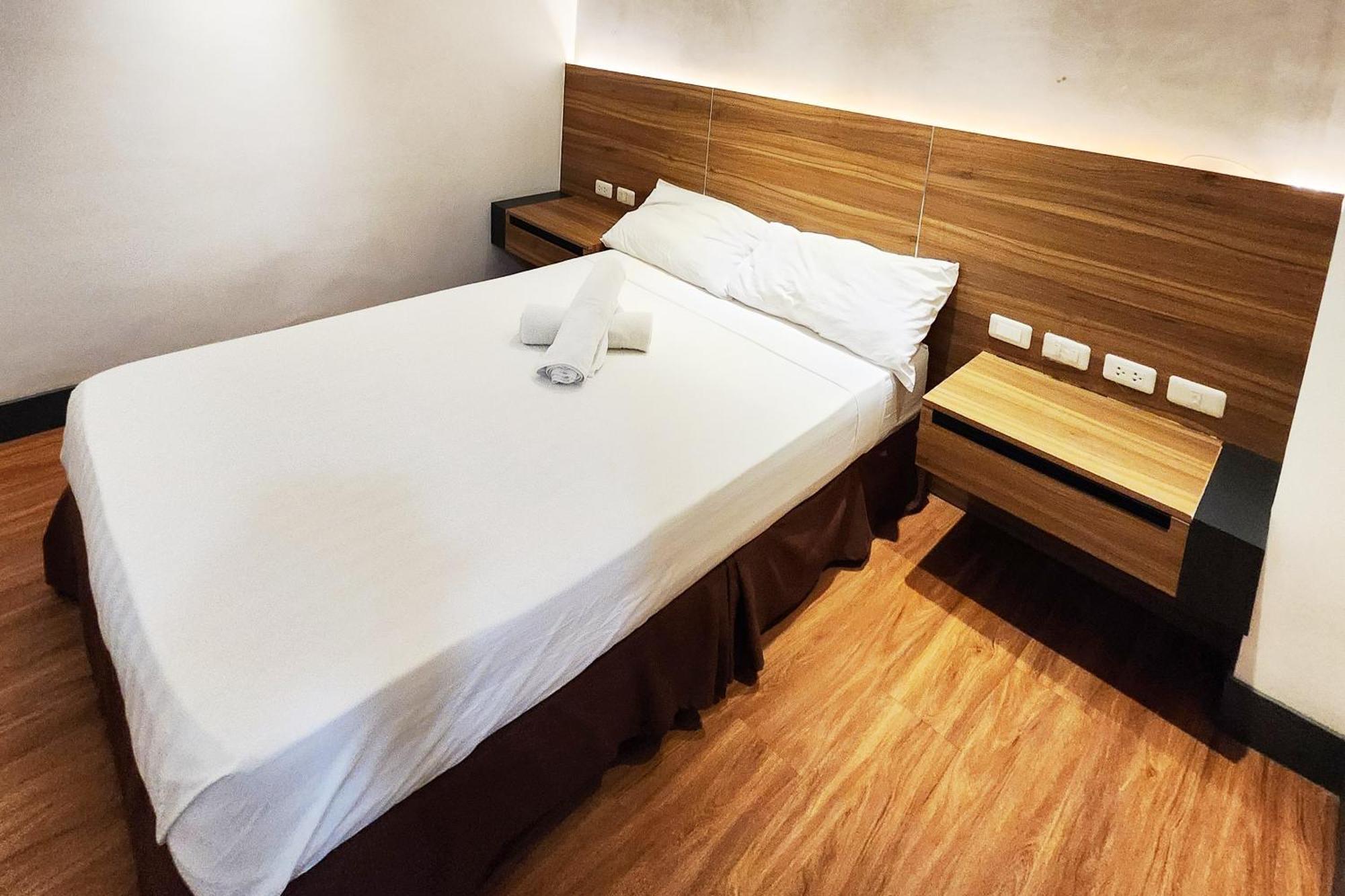 Boulevard Pension Hotel Cebu Buitenkant foto