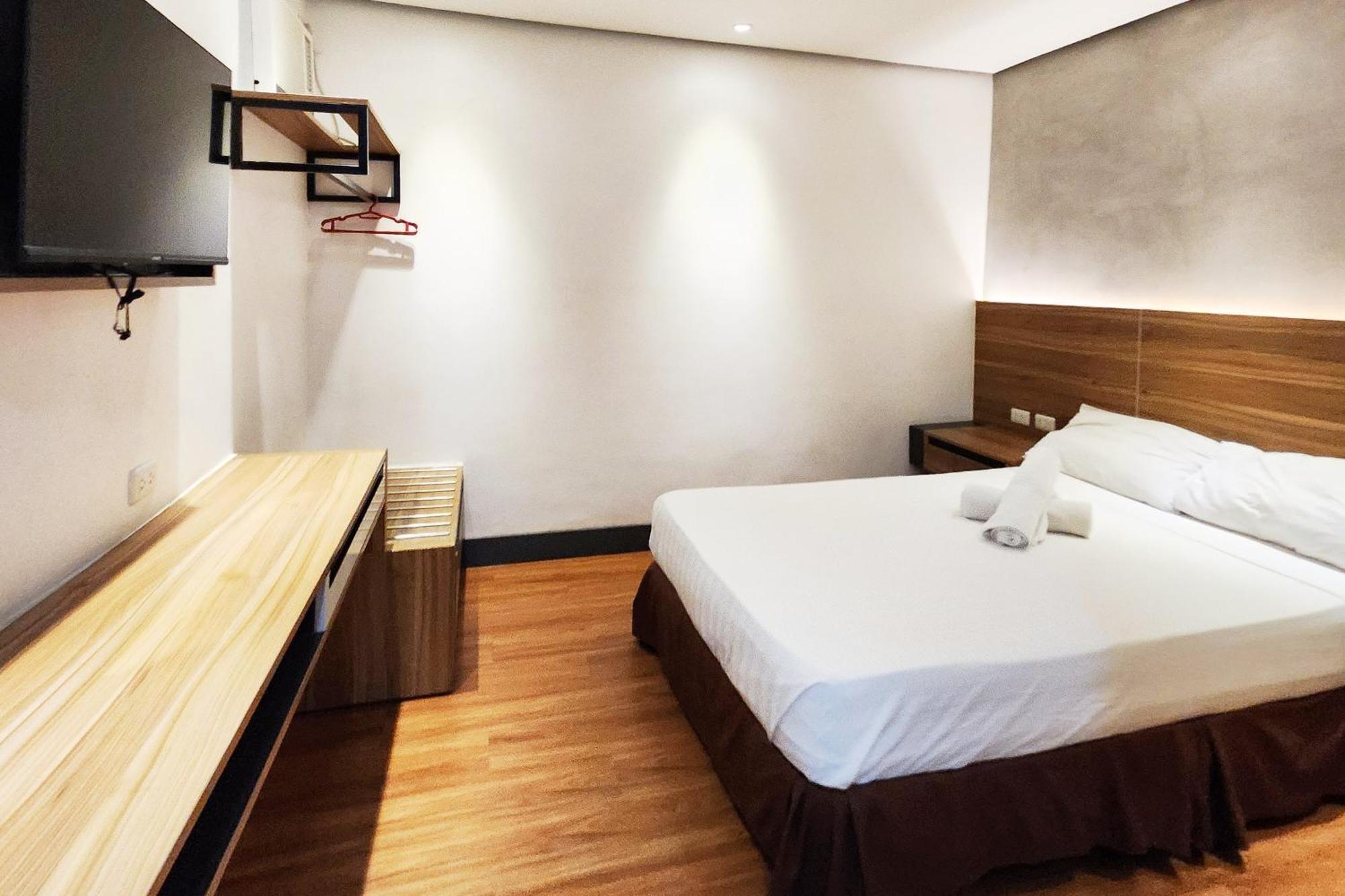 Boulevard Pension Hotel Cebu Buitenkant foto