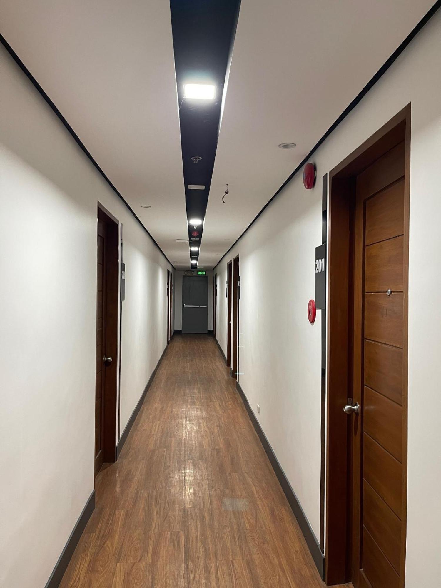 Boulevard Pension Hotel Cebu Buitenkant foto